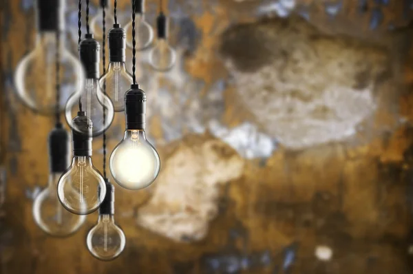 Ідея та концепція лідерства Вінтажні лампочки на фоні стіни — стокове фото