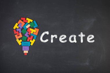 Ticari yaratıcı fikir kavramı - tahtaya yazı ve yapboz blokları