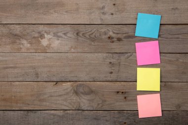 Boş tahtaya renkli yapışkan notlar