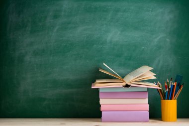 Eğitim ve okuma konsepti - ahşap masada renkli kitaplar grubu