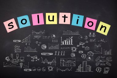 İş konsepti - kelime 'Çözüm', şema ve grafiklerle çizim tahtasında