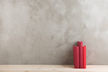 Eğitim ve okuma konsepti - ahşap masada renkli kitaplar grubu