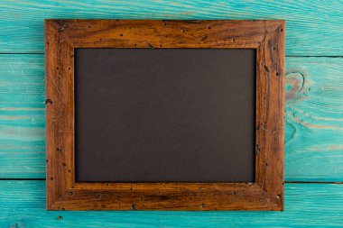 Ahşap arkaplanda eski tahta tebeşir tahtası