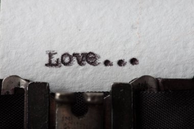 Aşk hikayesi - daktiloda kısa mesaj