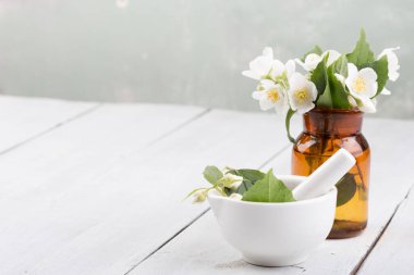 Spa konsepti - yasemin çiçekleriyle gerekli yağı yapmak