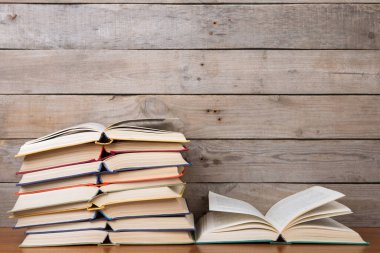 Ahşap arka planda kitabı aç