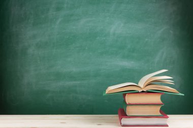Eğitim ve okuma konsepti - ahşap masada renkli kitaplar grubu