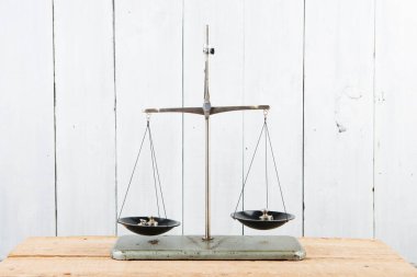 Beyaz ahşap arka planda denge terazileri