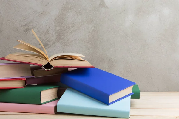 Εκπαίδευση Και Ανάγνωση Έννοια Ομάδα Πολύχρωμα Βιβλία Στο Ξύλινο Τραπέζι — Φωτογραφία Αρχείου
