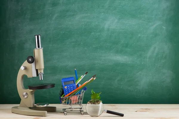 教育概念 講堂の机の上の顕微鏡 — ストック写真