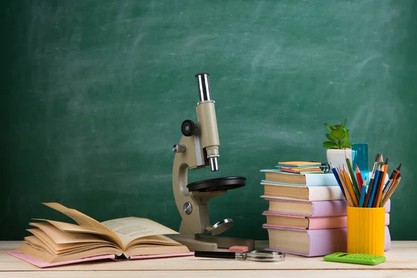 Oktatás Tudomány Koncepció Csoport Színes Könyvek Mikroszkóp Asztalon Osztályteremben Tábla — Stock Fotó
