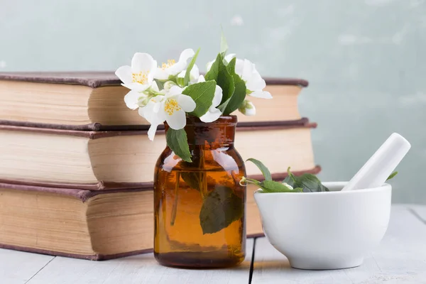 Spa Concept Etherische Olie Maken Met Jasmijnbloemen — Stockfoto