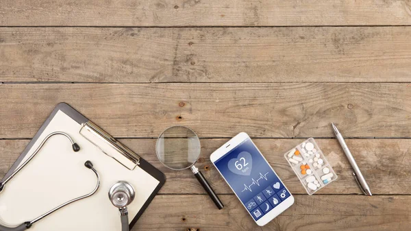 Sağlık Izleme Konsepti Akıllı Telefon Steteskop Acil Durum Kiti Masadaki — Stok fotoğraf