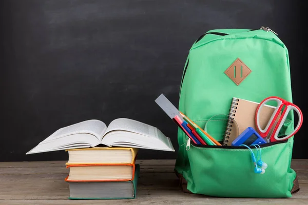 Concepto Educación Mochila Escolar Con Libros Otros Materiales —  Fotos de Stock