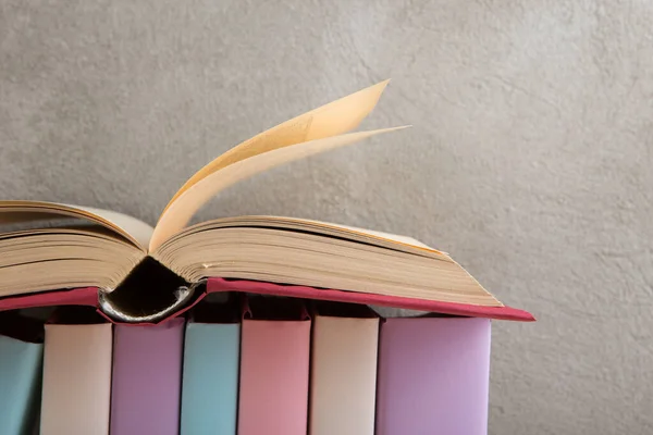 Conceito Educação Leitura Grupo Livros Coloridos Mesa Madeira — Fotografia de Stock