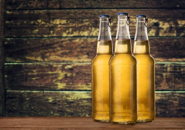 Группа Холодных Влажных Бутылок Пива Фоне Гранжа — стоковое фото