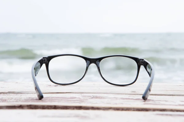 Μαύρα Γυαλιά Ματιών Στο Φόντο Της Θάλασσας — Φωτογραφία Αρχείου