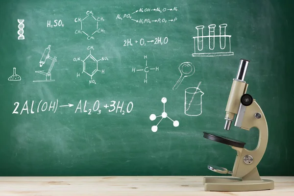 Концепция Образования Микроскоп Столе Аудитории — стоковое фото