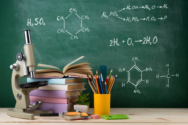 Concepto Educación Ciencia Grupo Libros Coloridos Microscopio Sobre Mesa Madera Imagen De Stock