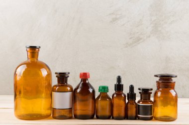 Ahşap tahtada antika eczane şişeleri