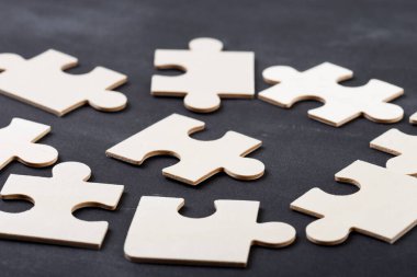 İş çözümü kavramı - tahtadaki yapboz
