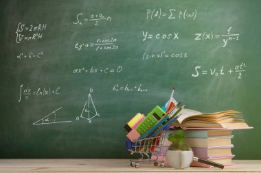 Eğitim konsepti - oditoryumdaki masanın üzerinde kitaplar