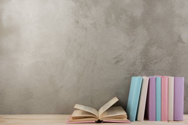 Eğitim ve okuma konsepti - ahşap masada renkli kitaplar grubu