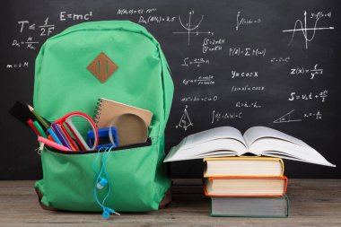 Eğitim konsepti - okul çantası kitaplar ve diğer malzemeler