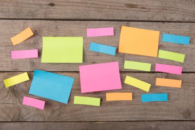 Tahtadaki renkli yapışkan notlar
