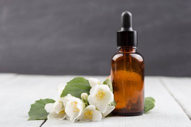 Spa konsepti - yasemin çiçekli temel yağ