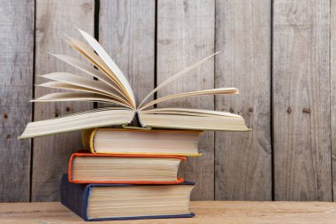 Ahşap arka planda kitabı aç