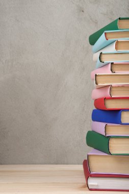 Eğitim ve okuma konsepti - ahşap masada renkli kitaplar grubu