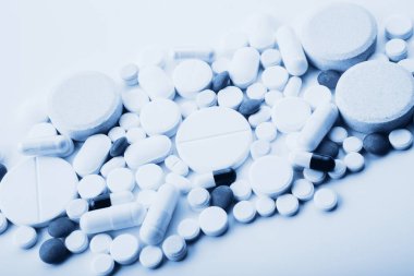 Beyaz arkaplanda farklı renkli tabletler