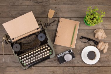 Eski ahşap masada klasik daktilo.