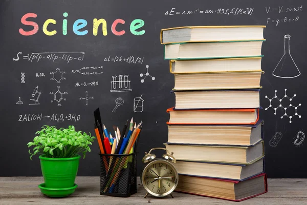 Concetto Educativo Libri Sulla Scrivania Nell Auditorium Formule Iscrizioni Scientifiche — Foto Stock