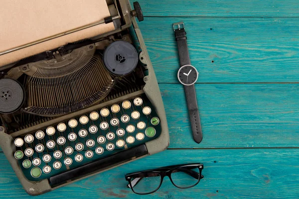 Vintage Schrijfmachine Horloges Glazen Het Blauwe Houten Bureau — Stockfoto