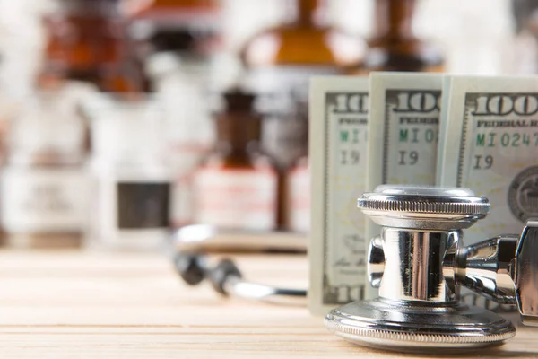 Stethoscope Pénz Közelről Vintage Gyógyszeres Palackok Háttér Egészségügyi Költségek Koncepció — Stock Fotó