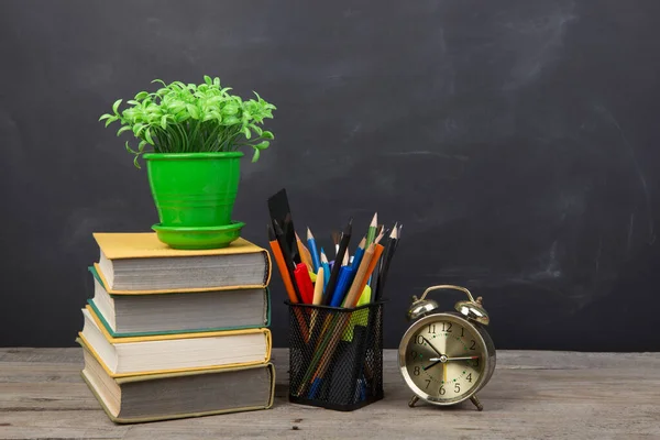 Concetto Educativo Libri Sulla Scrivania Nell Auditorium — Foto Stock