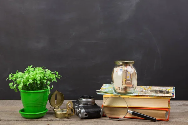 Jar Met Geld Voor Een Reis Kaarten Paspoort Andere Spullen — Stockfoto