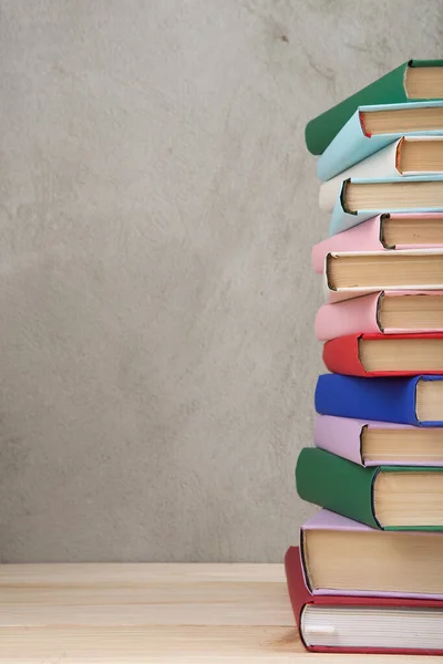 Vzdělávání Čtení Koncept Skupina Barevných Knih Dřevěném Stole — Stock fotografie