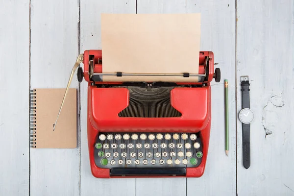 Schrijver Journalist Werkplek Vintage Rode Typemachine Het Witte Houten Bureau — Stockfoto