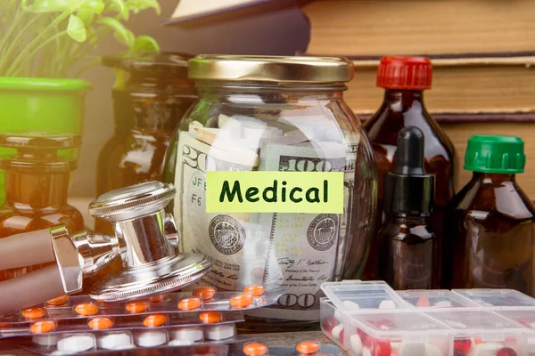 Pénzt Takarít Meg Egészségbiztosítás Pénzüveg Sztetoszkóp Tabletták Üvegek — Stock Fotó