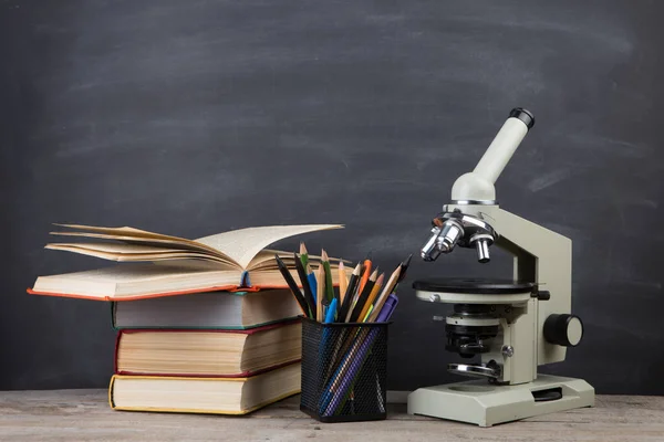 教育概念 礼堂桌上的书籍和显微镜 — 图库照片