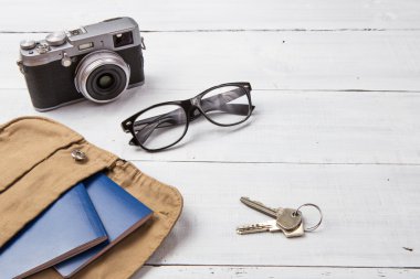 Ahşap masa üzerinde serin seyahat bir şeyler ayarla