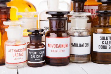 Novocaine şişeyle diğer vintage tıp şişe ile woo