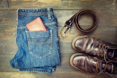 Kot pantolon, kemer, Ayakkabı ve m-cüzdan ahşap arka plan üzerinde