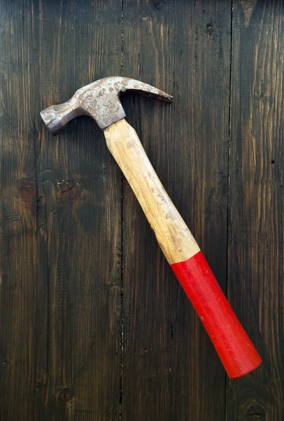 Viejo martillo sobre fondo de madera —  Fotos de Stock