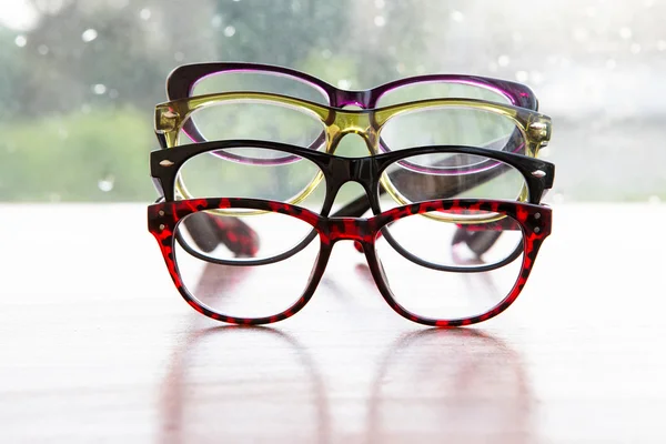Σύνολο ανάγνωση γυαλιά σε φόντο παράθυρο — Φωτογραφία Αρχείου