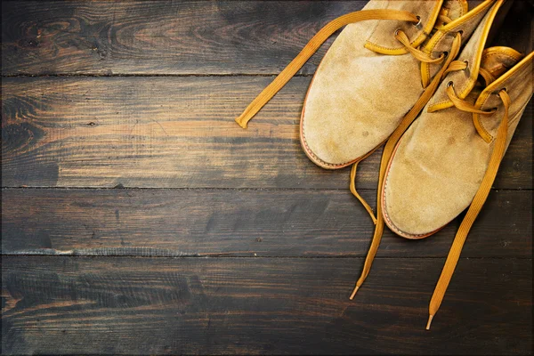 Wüstenschuhe auf dem hölzernen Hintergrund — Stockfoto