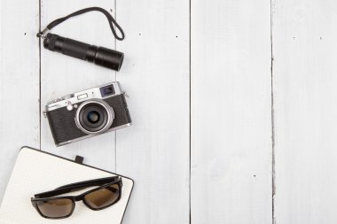 Ahşap masa üzerinde serin seyahat bir şeyler ayarla